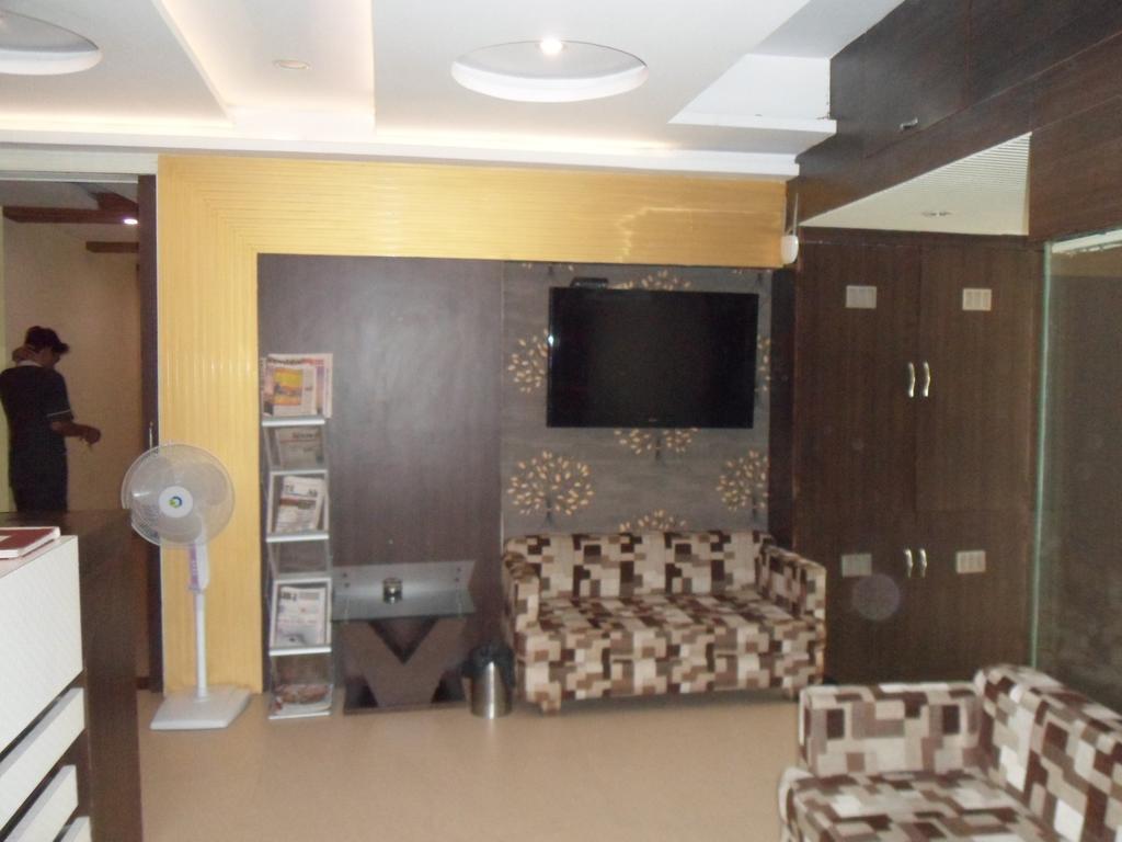 Hotel Silver Plaza Ahmedabad Esterno foto