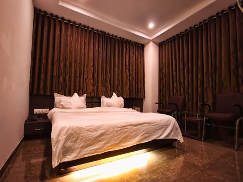 Hotel Silver Plaza Ahmedabad Esterno foto