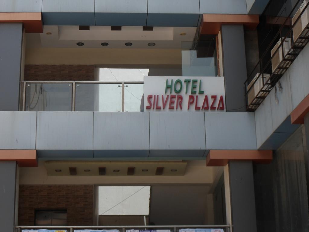 Hotel Silver Plaza Ahmedabad Esterno foto