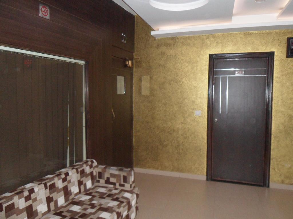 Hotel Silver Plaza Ahmedabad Esterno foto