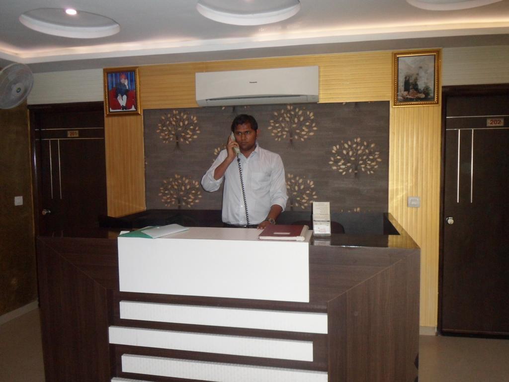 Hotel Silver Plaza Ahmedabad Esterno foto